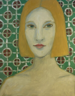 Nuori vaaleahiuksinen nainen katsoo mietteliäänä kohti ääretöntä. Rajattu lähikuva.