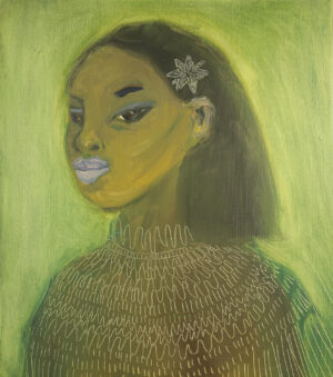 Tummaihoinen nuori nainen valkoisessa pitsimekossa hiuksissaan hiuskoriste, josta puuttuu yksi sakara.